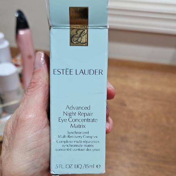 Estee Lauder Advanced Night Repair Eye Concentrate - Gold and Black Packaging - Picture 2 of 6
